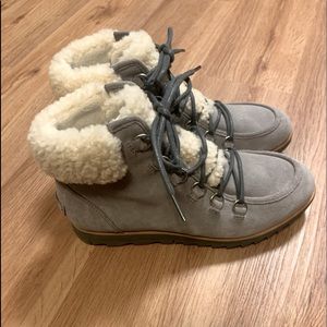 Sorel Harlow grey shearling boots!  Like new size 8